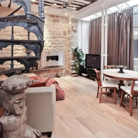 Courtyard View Apartment Paris